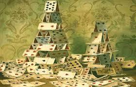 Συνολικά, από περισσότερες αφετηρίες οδηγούμαστε στο ίδιο αποτέλεσμα: χαμηλή ανάπτυξη, στασιμότητα εισοδημάτων και βιοτικού επιπέδου σε συνδυασμό με ισχυρότερες ανισότητες, συμπιεσμένες κρατικές δυνατότητες για παροχές και κοινωνική δυσαρέσκεια ενός σημαντικού τμήματος των κοινωνιών, το οποίο αν και εξακολουθεί να βρίσκεται στην κορυφή της εισοδηματικής πυραμίδας, βλέπει να χάνονται οι παλαιές καλές ανοδικές εποχές.