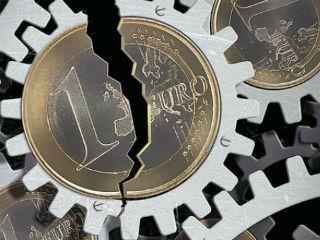 Οι πολίτες πληρώνουν -όσο αντέχουν- την εφορία και αφήνουν απλήρωτες υποχρεώσεις σε ασφαλιστικά ταμεία και τράπεζες. Οι τρύπες αυτές- ταμείων και τραπεζών- είναι το βαρίδι που τραβάει προς τον βυθό την ανεπαρκή ρευστότητα μιας οικονομίας που επιβιώνει οριακά και φυσικά εθίστηκε επικίνδυνα, 17 μήνες τώρα, σε περιορισμό κίνησης κεφαλαίων (capital controls).