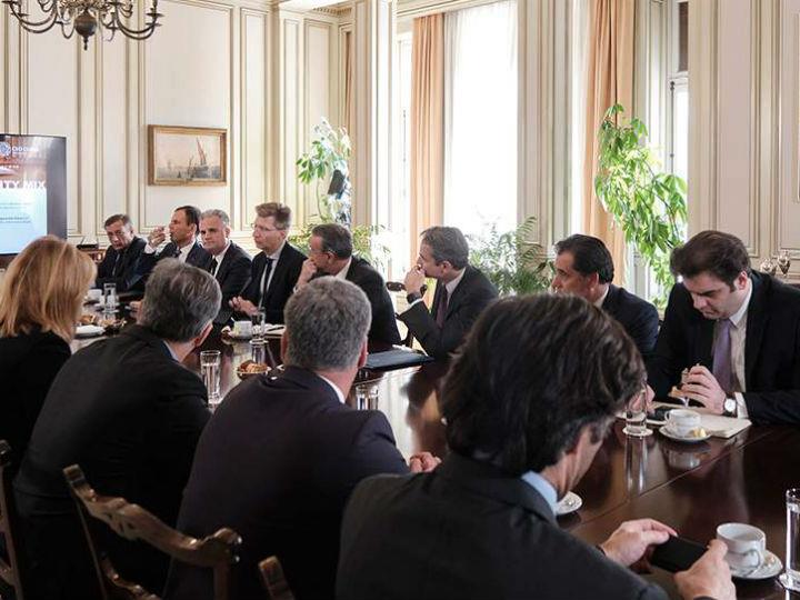 Στη συνάντηση με τα κορυφαία στελέχη ελληνικών και πολυεθνικών επιχειρήσεων, ο κ. Μητσοτάκης τόνισε ότι η κυβέρνηση στηρίζει έμπρακτα την επιχειρηματικότητα με στόχο τη δημιουργία πολλών νέων και καλά αμειβόμενων θέσεων εργασίας.
