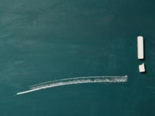 Πριν 31 χρόνια, επί υπουργίας Αντώνη Τρίτση, ο τότε γενικός γραμματέας Παιδείας Δ. Κλάδης με εγκύκλιό του που «ερμήνευε» τον τότε νόμο 1268, προς τους εγκάθετους των ΕΔΠ, ζητούσε να δημιουργηθούν στα ΑΕΙ καταστάσεις Α και Β «προκειμένου να αξιοποιηθεί το δυναμικό εμπιστοσύνης του υπουργείου στις δραστηριότητες του υπουργείου Παιδείας». Ανέφερε η εγκύκλιος: Η κατάσταση Α θα περιλαμβάνει το σύνολο των κομματικών μας μελών από το πανεπιστήμιο. Η κατάσταση Β θα περιλαμβάνει επιλεκτικά εκείνους μόνον τους φίλους και τις επιρροές μας από το πανεπιστήμιο οι οποίοι μπορούν να αξιοποιηθούν σε δραστηριότητες όπως αυτές που περιγράφονται στο σημείο 3 παρακάτω.