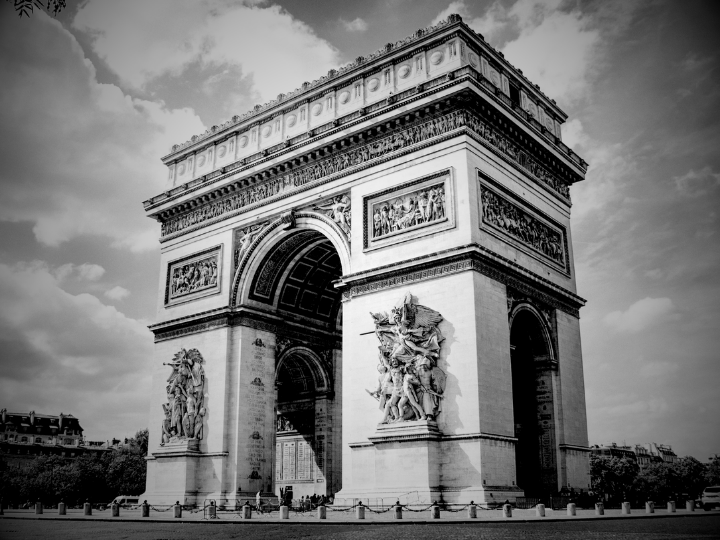 «Όσοι νομίζουν ότι ο γαλλικός κρατισμός παραδίδει τα όπλα, επειδή, τάχα, πραγματοποιούνται ιδιωτικοποιήσεις και κάποιοι πιπιλίζουν την καραμέλα της υποχώρήσης του κράτους, πλανώνται πλάνην οικτράν.»