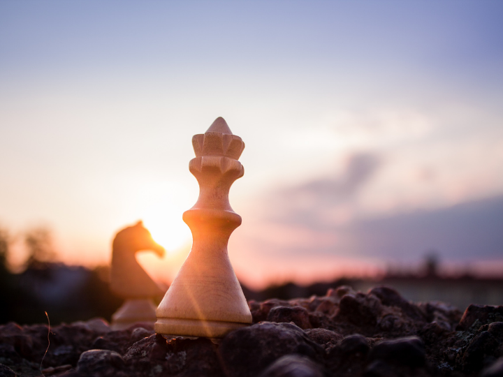 Όταν η κυρίαρχες οικονομίες εμπλέκονται έστω και έμμεσα σε συγκρούσεις ενώ παλεύουν με ζητήματα χρέους και εσωτερικές διαμάχες, γίνονται πιο ευάλωτες στη διεθνή σκηνή. 