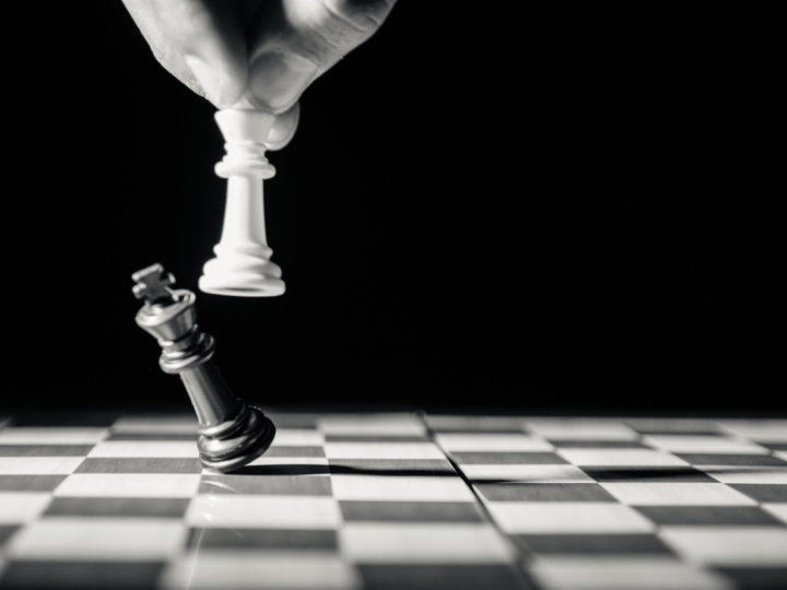 «Έτσι, λοιπόν, όταν απαιτείται μηδενική προσπάθεια, σχεδόν μία εβδομάδα μετά την έναρξη της ρωσικής εισβολής στα ουκρανικά εδάφη, ώστε να πεισθεί η διεθνής κοινότητα ως προς την ακριβή φύση του ρωσικού αναθεωρητισμού και της παραβίασης της διεθνούς νομιμότητας, γιατί δεν θα είναι πλέον οφθαλμοφανής η ύπαρξη μίας αντίστοιχης διεργασίας στην “γειτονιά μας”;»