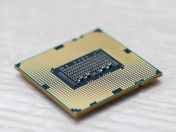 Στην εποχή που η πανδημία γέννησε την «μεγάλη παραίτηση», την μαζική εγκατάλειψη παραδοσιακών επαγγελμάτων διεθνώς, η «τεχνητή νοημοσύνη» του οικονομικού συστήματος, φωνάζει ότι δεν επαρκούν τα μέσα αλλά και οι τεχνολόγοι/μηχανικοί που κατασκευάζουν την αμοιβάδα του παγκόσμιου εμπορίου (τον μικροεπεξεργαστή). 