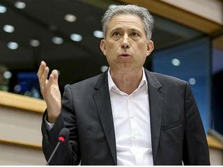 Ιδιαίτερα υπό το πρίσμα της συσσώρευσης επισφαλών δανείων που εκτιμώνται σε περισσότερα από 1 τρισεκατομμύριο ευρώ, οι κίνδυνοι για τις ευρωπαϊκές τράπεζες είναι περισσότερο από ορατοί, συμβάλλοντας στη στασιμότητα της ευρωπαϊκής οικονομίας. Η δημιουργία μιας τέτοιου τύπου τράπεζας με δημόσια χρηματοδότηση και στόχο την εξαγορά επισφαλών δανείων θα αποτελούσε ίσως ευκαιρία οχι μόνο για τη διευθέτηση χρόνιων προβλημάτων στον τραπεζικό τομέα, αλλά και για τον εξορθολογισμό του πλαισίου λειτουργίας των τραπεζών για το μέλλον.