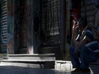 Από πολιτικής πλευράς, η παρούσα κυβέρνηση δεν θέλει να αποχωριστεί το μοντέλο του κρατισμού, που οδήγησε την χώρα στην χρεοκοπία. Κατά συνέπεια, οι οικονομικές, τεχνολογικές και επιχειρηματικές ανακατατάξεις που πραγματοποιούνται σε παγκόσμιο επίπεδο την αφήνουν παγερά αδιάφορη. Μέλημά της είναι η διατήρηση της ελληνικής κοινωνίας σε ακινησία. Ανέλπιστος δε σύμμαχος της κυβέρνησης στο επίπεδο αυτό είναι η κρίση του τραπεζικού μας συστήματος. Στην κατάσταση που βρίσκεται σήμερα η Ελλάδα, το τραπεζικό μας σύστημα δύσκολα μπορεί να χρηματοδοτήσει γενναίες προσπάθειες ανάπτυξης και εκσυγχρονισμού.