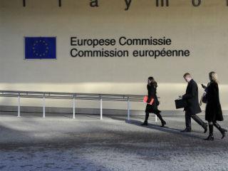 Το ψήφισμα του ΕΚ προειδοποιεί ότι το Ευρωπαϊκό Κοινοβούλιο «θα είναι έτοιμο να απορρίψει κατά τη διαδικασία ορισμού του Προέδρου της Επιτροπής οιονδήποτε υποψήφιο δεν έχει ορισθεί ως κορυφαίος υποψήφιος κατά την περίοδο πριν από τις ευρωπαϊκές εκλογές». 