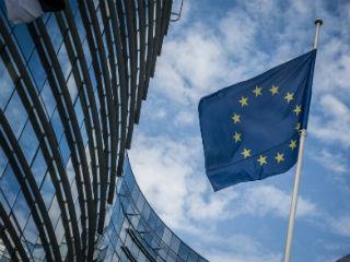 Η AI4EU, μια ανοικτή και συνεργατική πλατφόρμα, θα προσφέρει επίσης κύκλους μαθημάτων για αναβάθμιση δεξιοτήτων και απόκτηση νέων δεξιοτήτων. Η ομάδα έργου AI4EU θα συνεργαστεί στενά με τους κόμβους ψηφιακής καινοτομίας για τη ρομποτική και με το μελλοντικό δίκτυο κέντρων αριστείας στην τεχνητή νοημοσύνη με στόχο την περαιτέρω διευκόλυνση της πρόσβασης στην τεχνολογία AI/ΤΝ
