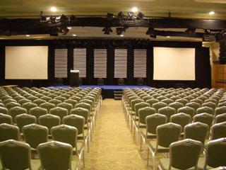 Κατά την τοποθέτησή του, ο κ. Αντωνιάδης επισήμανε ότι η Βιομηχανία Τροφίμων και Ποτών βρίσκεται ήδη σε πορεία μετάβασης, καθώς μια σειρά παραγόντων – από τις γεωπολιτικές αναταράξεις και το αυξημένο κόστος ενέργειας και πρώτων υλών, έως τις επιπτώσεις της κλιματικής κρίσης και το πολύπλοκο ρυθμιστικό πλαίσιο σε ευρωπαϊκό και εθνικό επίπεδο – δημιουργούν σημαντικές πιέσεις σε όλη την αλυσίδα αξίας. 