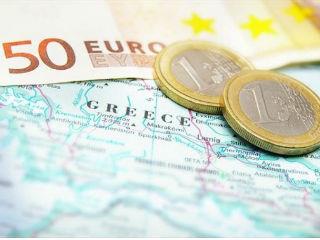 Σε αυτά τα ήδη γνωστά σενάρια, έρχεται να προστεθεί και ένα ακόμη, περισσότερο τυχοδιωκτικό, αυτό της παραμονής της εκκρεμότητας και της αφαίμαξης όλων των υπαρχόντων διαθεσίμων από δημόσιους φορείς, προκειμένου να καλυφθούν οι δανειακές ανάγκες των προσεχών μηνών, με σκοπό επαναδιαπραγμάτευση μετά τις γερμανικές εκλογές, το οποίο όμως εμπεριέχει και μια πονηριά, αυτήν της περαιτέρω φτωχοποίησης που θα συνδυαστεί με την προπαγάνδα του υπαιτίου στα μάτια της κοινής γνώμης που θα είναι το κοινό ευρωπαϊκό νόμισμα.