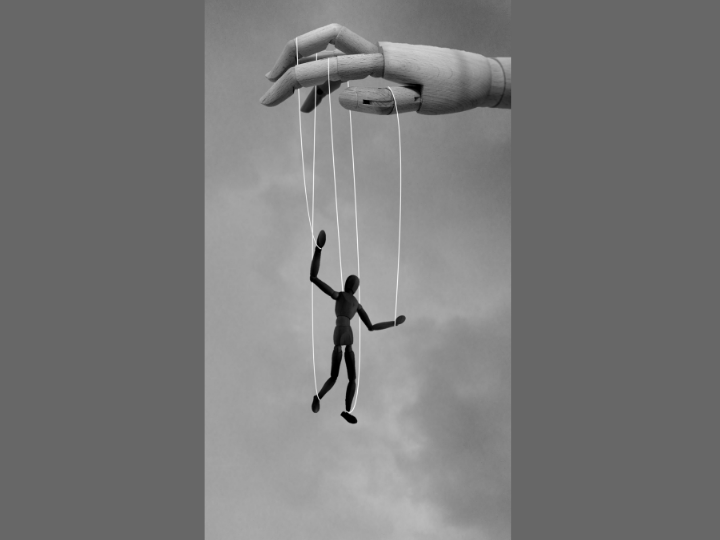 Η εργασιακή εκμετάλλευση μπορεί να λάβει διάφορες μορφές και εμφανίζεται με διαφορετική συχνότητα, ανάλογα με την ευρύτερη κατηγορική ομάδα στην οποία ανήκει το άτομο που την υφίσταται και το είδος της εργασίας κατά κλάδο. 