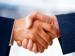 Μήπως στον 21ο αιώνα θα δούμε την αναβίωση τριών αυτοκρατοριών του παρελθόντος –Περσών, Οθωμανών και Σλάβων; Τρεις αυτοκρατορίες που ήσαν απολύτως εχθρικές προς τον Ελληνισμό και κυρίως προς το πνεύμα του. Μήπως η ανάδυση των αυτοκρατοριών αυτών, σε συνδυασμό με την κινεζική εξάπλωση, έχει σημάνει την αρχή του τέλους της φιλελεύθερης δημοκρατίας, ανοίγοντας τον δρόμο σε μία μακρά εποχή αυταρχισμού; Μήπως προς την κατεύθυνση αυτή συμβάλλει αποφασιστικά και η συνεχής διευρυνόμενη απειλή της ισλαμικής τρομοκρατίας; Υπό αυτή την έννοια, μήπως η άνοδος του Ντόναλντ Τραμπ στο πρώτο αξίωμα των ΗΠΑ έχει σημάνει και το τέλος της αμερικανικής υπεροχής στον κόσμο; 