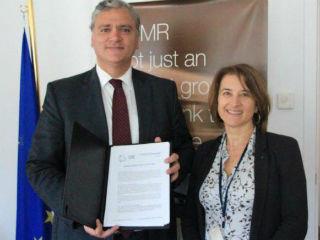 Ανάμεσα στις υπόλοιπες κορυφαίες προτεραιότητες που ξεχωρίζει η CPMR, ανέφερε τη γαλάζια ανάπτυξη (Blue Growth) και την ενίσχυση της ανταγωνιστικότητας μέσω μακροπρόθεσμων κυρίως στρατηγικών επενδύσεων στην έρευνα,  την καινοτομία, την ενέργεια αλλά και την εκπαίδευση.