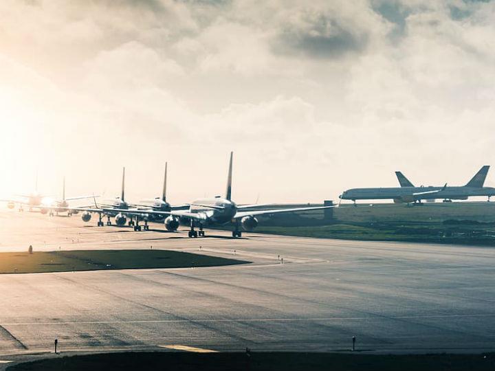 Η βρετανική αεροπορική εταιρεία που εκτελούσε το 40% των πτήσεων του εσωτερικού δικτύου στο Ηνωμένο Βασίλειο είχε λάβει οικονομική βοήθεια ύψους 113 εκ. δολαρίων από τη Βρετανική κυβέρνηση πριν ένα δίμηνο και ήταν στο στάδιο της ανάκαμψης. Ο COVID-19 είχε αντίθετη άποψη και έτσι μετά από την τρομερά χαμηλή ζήτηση , αναγκάστηκε να βάλει λουκέτο, κάτι που οδηγεί σε 2.000 περίπου απολύσεις.