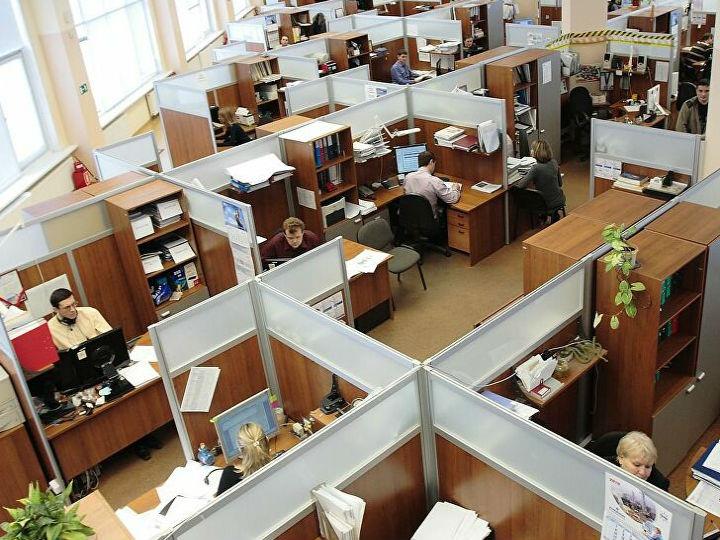 «Κρίνοντας τα μέτρα στήριξης πχ. στην Ελλάδα φαίνεται -είναι η αλήθεια- ότι αυτά στηρίζουν εργαζόμενους και μικρομεσαίες επιχειρήσεις. Αρκούν άραγε; Και οι επιχειρήσεις που δεν θα κλείσουν και θα αναγκαστούν να απολύσουν κόσμο πώς θα σώσουν τους εργαζόμενους τους; Ας αναμένουμε διευκρινίσεις ώστε να σταθμίσουμε πιθανές στρεβλώσεις.»