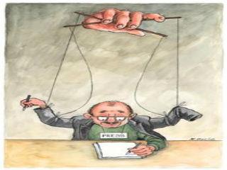 Η εξέλιξη αυτή, όμως, μεταβάλλει και τις βασικές δημοσιογραφικές δεοντολογικές αρχές. Παλαιότερα, όταν οι δημοσιογράφοι ήσαν απλοί μεταφορείς ειδήσεων, προείχε η ουδέτερη στάση τους απέναντι στην είδηση. Στις σημερινές συνθήκες, η ουδετερότητα αυτή είναι αντίθετη με την εντατική επεξεργασία πληθώρας πληροφοριών, διότι ο δημοσιογράφος έχει πλέον κολοσσιαίες δυνατότητες επιλογής πηγών. 