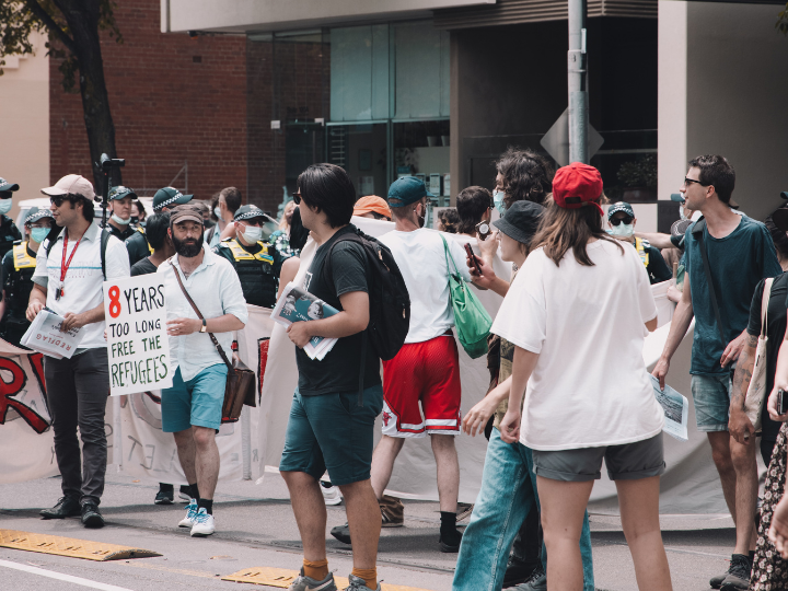 Μπορεί τα διάφορα κοινωνικά συστήματα, από το πολιτικό μέχρι το οικονομικό, να δυσκολεύονται να κατανοήσουν, ότι το μοντέλο κοινωνικής οργάνωσης παράγει μεγάλων διαστάσεων προβλήματα, όμως επείγει η αλλαγή οπτικής