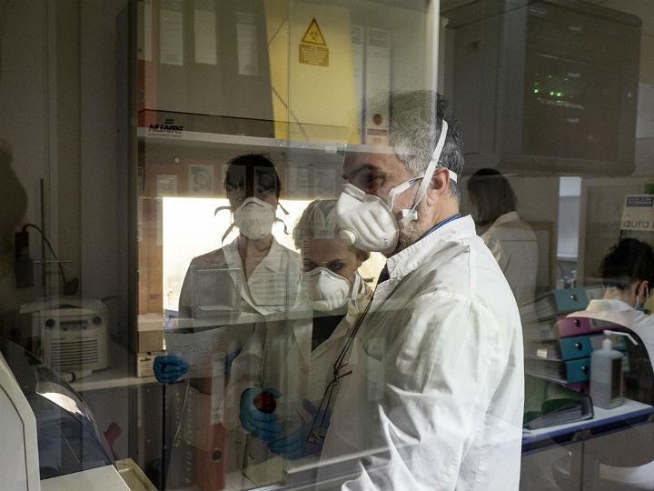 Όταν τα σχολεία ήταν ανοιχτά και ο κόσμος κυκλοφορούσε χωρίς περιορισμούς στον δρόμο, το Εθνικό Εργαστήριο Αναφοράς της γρίπης στο Ινστιτούτο Παστέρ είχε άλλους ρυθμούς εργασίας. Βασική αποστολή του ήταν η ταυτοποίηση των στελεχών της γρίπης που κυκλοφορούν κατά τους χειμερινούς και ανοιξιάτικους μήνες, ώστε να κρίνει ο Παγκόσμιος Οργανισμός Υγείας εάν πρέπει να μεταβληθεί η σύσταση του σχετικού εμβολίου.