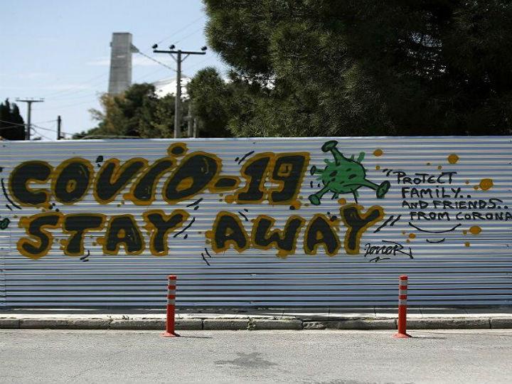 Στρώματα που εκτίθενται σε κίνδυνο και που ξέρουν ότι εάν αποφασίσουν να βάλουν την υγεία πιο πάνω και να «μείνουν σπίτι» θα πρέπει να πληρώσουν το ακριβό τίμημα της ανεργίας, όπως το πληρώνουν όλοι αυτοί που σήμερα βρίσκονται σε κλάδους που είναι σε υποχρεωτική αναστολή λειτουργίας.