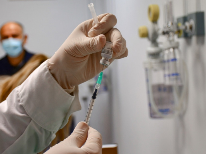 «Η Κίνα έχει εμβολιάσει τον πληθυσμό της με ρυθμό που λίγο πολύ ευθυγραμμίζεται με τον παγκόσμιο μέσο όρο – χορηγώντας δηλαδή το 20% των παγκόσμιων εμβολιασμών στο 18% του παγκόσμιου πληθυσμού.»