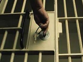 Δυστυχώς, τα τελευταία χρόνια και με το πρόσχημα της αποσυμφορήσεως των φυλακών, οι διατάξεις περί αναστολής της ποινής υπό τον όρο και της απόλυσης υπό όρους του καταδίκου και κυρίως με τον νόμο 4322/2015 επί υπουργίας Παρασκευόπουλου, έχουν τροποποιηθεί επί το επιεικέστερο. Και σε τέτοιο βαθμό, που ο ειδεχθέστερος και επικίνδυνος κακούργος απολύεται από την φυλακή αυτομάτως με την συμπλήρωση πολυστημορίου της επιβληθείσης ποινής χωρίς δικαστική παρέμβαση. 