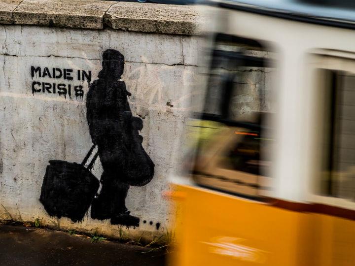Ο κλυδωνισμός στην οικονομία της ΕΕ είναι συμμετρικός ως προς το ότι η πανδημία έχει πλήξει όλα τα κράτη μέλη, αλλά τόσο η πτώση της παραγωγής το 2020 (από -4? % στην Πολωνία έως -9? % στην Ελλάδα) όσο και η ισχύς της ανάκαμψης το 2021 αναμένεται να διαφέρουν αισθητά.
