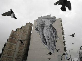 Πέρασαν χρόνια από τότε που η γη χάθηκε κάτω από τα πόδια μας. Και όμως είναι σαν χθες. Ο χρόνος συμπυκνώθηκε, παρέμεινε εκεί, στο απρόσμενο που έκανε όλο αυτό το σκηνικό να φαίνεται ότι δεν μας βγάζει πουθενά. Η αλήθεια είναι ότι ανάκαμψη δεν προβλέπεται σύντομα, αν και βελτιώθηκε δραστικά η εικόνα των δημοσίων μεγεθών (γιατί πολύ απλά ματώνουμε για να έχει το κράτος πλεόνασμα). Πόσο όμως κοστίζει ψυχικά αυτή η θυσία; Πόσο άγχος ακόμη χωράει στο στενάχωρο ψυχισμό του νεοέλληνα;