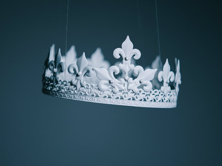 «Τώρα με αφορμή την ταφή του τέως Βασιλιά βρήκαν την ευκαιρία κάποιοι πολιτικολογούντες, να μιλήσουν για θέματα, που στην σύγχρονη κοινωνία δεν λένε τίποτα, μια και οι πενήντα ετών και κάτω τα αγνοούν πλήρως και δεν ενδιαφέρονται γι αυτά, σημαίνει ότι ορισμένοι ξύνουν τα νύχια τους για καβγά και ταυτόχρονα κραδαίνουν σήμερα, ναι σήμερα, την σημαία του διχασμού.»