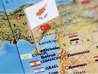 Τα δύο αυτά τα θέματα αν τα δεχθεί ο Πρόεδρος Αναστασιάδης μια και άπτονται της εσωτερικής πτυχής  και στα οποία δεν εμπλέκεται η ελληνική πλευρά θα παραδώσουν την Μεγαλόνησο οριστικά στις αγκάλες της Τουρκίας μια και θα μπορεί να αλλοιώσει εν μια νικτί πληθυσμιακά την Κύπρο κατά τα πρότυπα της Ίμβρου, Τενέδου και  Αλεξανδρέττας που μπορεί άνετα να κατευθύνει ο Τουρκοκύπριος Πρόεδρος.