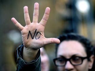 Η αυστηρή μεταχείριση της μικρής Κύπρου είναι σαφής προειδοποίηση (και) προς την μεγάλη Ιταλία. Ο κ.Beppe Grillo δεν είναι δυνατόν να ειρωνεύεται το κοινό νόμισμα αλλά και –de facto– να δέχεται παραμονή της χώρας του σε αυτό (ευρώ). Ανάλογο είναι το μήνυμα και προς τον κ.Τσίπρα. Η ιστορία της Ελλάδας έχει συνέχεια. Το Maastricht και οι παραβάσεις του, όπως και οι συνακόλουθες συνέπειες, δεσμεύουν διαχρονικώς τον τόπο, άρα και όλους τους κυβερνήτες του. Δεσμεύουν, αυτονοήτως, και τους επίδοξους όπως ο ίδιος (κ.Τσίπρας). Κατά συμπέρασμα, οι διακηρύξεις του τελευταίου ότι θα αποσβέσει τα ελληνικά χρέη και άλλα ηχηρά παρόμοια έχουν σημασία μόνον μικροκομματικής δημαγωγίας.