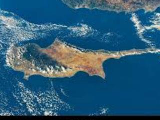 Εκεί που κάτι καλό μπορεί να προκύψει είναι το γεγονός ότι όλοι επείγονται να «κλείσουν» την εκκρεμότητα των Σκοπίων με την Ελλάδα για να προχωρήσει η ένταξη στο ΝΑΤΟ. Όλη αυτή η κινητικότητα εντάξεως στην Ατλαντική Συμμαχία κρατικών σχηματισμών που ανεδύθησαν από την τέφρα της πάλαι ποτέ κραταιάς ΕΣΣΔ και των δορυφόρων της, μπορεί να μας συνδράμει στην ταυτοποίηση των αιτίων της καταστροφικής πορείας της Κυπριακής Δημοκρατίας.