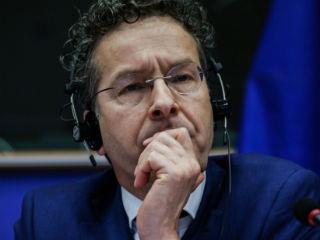 Από την άλλη μεριά, εμείς ως Έλληνες ευρωβουλευτές, έχουμε κάθε δικαίωμα να εξεγειρόμαστε με κάτι τέτοιο. Ξέρετε, όλη αυτή η ιστορία που ζούμε, το κλίμα που έχει δημιουργηθεί στην Ολλανδία και κυρίως στη Γερμανία εναντίον των Ελλήνων, είναι ένα κλίμα το οποίο δυστυχώς τροφοδοτήθηκε με την έναρξη της κρίσης – την κρίση των τραπεζών τη ρίξανε πάνω στους Έλληνες, ότι είναι διεφθαρμένοι και τεμπέληδες και οι Γερμανοί δεν ξέρουν, π.χ., ότι είμαστε οι περισσότερο εργαζόμενοι από κάθε άλλη χώρα της ΕΕ και από τους περισσότερο εργαζόμενους ανθρώπους στον κόσμο.