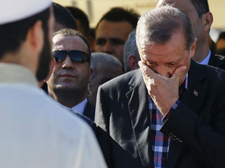 «Ο τούρκος πρόεδρος μοιάζει να στήνει μεθοδικά έναν θρησκευτικό πόλεμο. Ο ρόλος του πυρομανούς που υπηρετεί με ολοένα και μεγαλύτερο πάθος, ωστόσο, ενισχύει την ευρωπαϊκή ενότητα.»