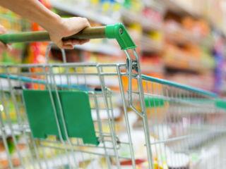 Από βαθύτερης διαρθρωτικής πλευράς, οι παραπάνω τάσεις στις καταναλωτικές συμπεριφορές φέρνουν στο προσκήνιο το μέγεθος της κρίσης που μαστίζει την ελληνική οικονομία και κοινωνία και που, όπως προκύπτει από την εξάντληση των τραπεζικών καταθέσεων, έχει ισχυρά διαρθρωτικά αίτια που δεν αίρονται μόνον με σκληρές δημοσιονομικές προσαρμογές. 