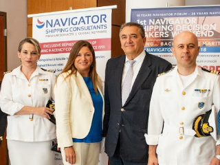 Επίτευγμα του φετινού NAVIGATOR FORUM, θεωρούμε τον ανοιχτό διάλογο που διεξήχθη μέσα σε μια κατάμεστη αίθουσα από εκπροσώπους όλου του φάσματος της ναυτιλιακής βιομηχανίας, συμπεριλαμβανομένων της Λιμενάρχη Χίου, Ειρήνης Αργύρη, του Διοικητή της ΑΕΝ Οινουσσών, Πλωτάρχη Παντελεήμων Βατούση, της Διευθύντριας Σπουδών της ΑΕΝ Χίου, Μαρίας Μακκά, όπως και ναυτικων που ταξιδεύουν σε Ελληνικά Βαπόρια, αφού ίσως για πρώτη φορά ετέθησαν όχι μόνο τα προβλήματα του κλάδου αλλά και προτάσεις άμεσης επίλυσης τους.