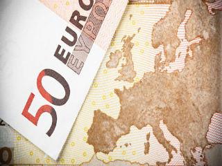 Υπό αυτή την έννοια, στην Ελλάδα, ιδιαίτερα από το 2009 και μετά και με αφορμή την οικονομική κρίση χρέους, είχαμε μία σειρά από θεσμικά πραξικοπήματα –με κατάληξη, σήμερα, την ανεπίσημη πλην όμως ουσιαστική έξοδό μας από την Ευρωπαϊκή Ένωση, στην οποία παραμένουμε μέλος τυπικά.