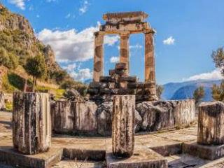 Η διαχρονικότητα ΤΩΝ Δελφικών Παραγγελμάτων συνιστά μια αναλλοίωτη δύναμη που εκπορεύεται από τους αρχαίους χρόνους και διαπερνά όλες τις εποχές της ανθρώπινης εποποιίας και ιστορίας.