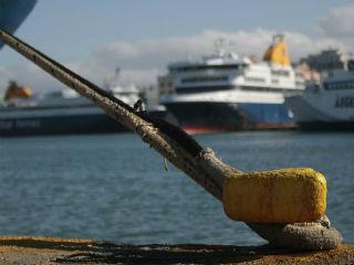 Να ξεκαθαρίσουμε επίσης και έναν άλλο θέμα γύρω από τη ναυτιλία και την ομοιότητά της με τον τουρισμό. Όλοι ακούμε συνεχώς για τους δύο τομείς της οικονομίας που βοηθάνε την χώρα. Τον τουρισμό και την ναυτιλία. Υπάρχει όμως μία χαώδης και αβυσσαλέα διαφορά μεταξύ τους. 