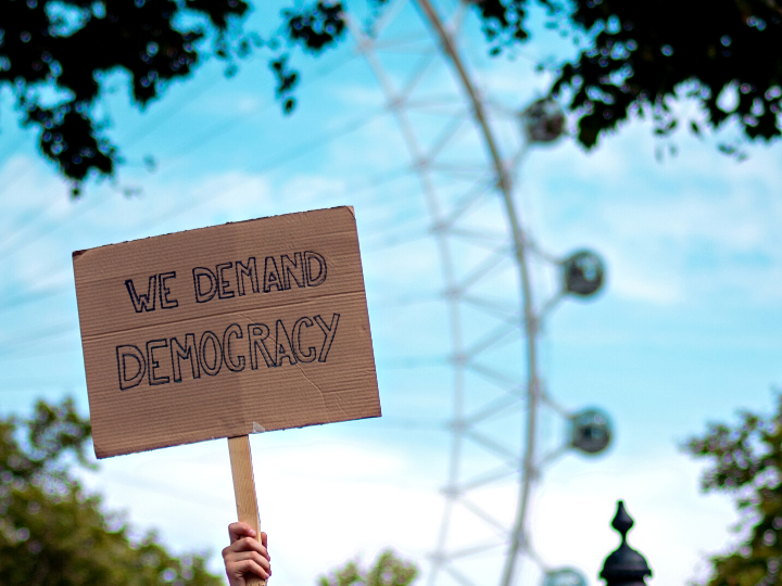 Το μοντέλο της δυτικής ευρωπαϊκής δημοκρατίας με ανοικτές κοινωνίες, πολιτική εναλλαγή, σεβασμό στα ανθρώπινα δικαιώματα και τις βασικές ελευθερίες δεν είναι πια ένα προνόμιο λίγων κρατών στη Δύση.