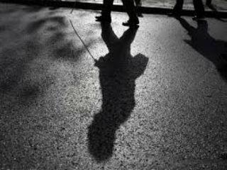 Τα δημοψηφίσματα θαμπώνουν τους πολίτες ότι δήθεν ανοίγουν τον δρόμο για την «πραγματική δημοκρατία», ενώ στην πραγματικότητα χρησιμοποιούνται για την αμφισβήτηση και την κατάργηση θεσμικών πλαισίων (π.χ. εθνικό σύνταγμα, ανώτατο δικαστήριο, συμμετοχή στην Ευρώπη) που περιφρουρούν τη δημοκρατία μέσα από την οριοθέτηση της εξουσίας των κυβερνώντων.