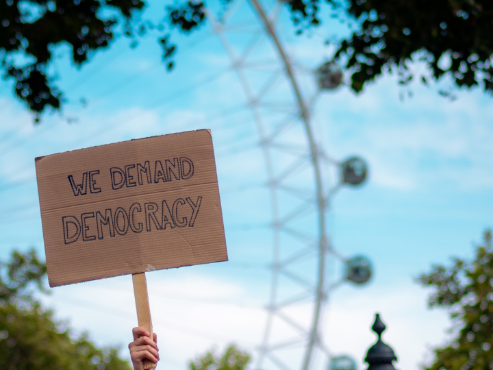  Σύμφωνα με το Freedom House, περισσότερες χώρες έχουν χάσει την ελευθερία τους, παρά την έχουν κερδίσει κάθε χρόνο για τα τελευταία 17 χρόνια. 