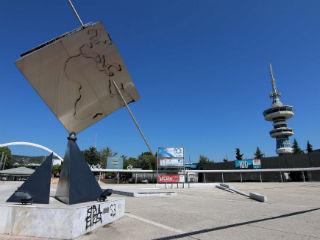 Στις 19 Αυγούστου 2015, η Ευρωπαϊκή Επιτροπή υπέγραψε Μνημόνιο Συνεννόησης (ΜΣ) με την Ελλάδα, αφότου το Συμβούλιο των Διοικητών του ΕΜΣ ενέκρινε περαιτέρω στήριξη σταθερότητας συνοδευόμενη από ένα τρίτο πρόγραμμα οικονομικής προσαρμογής. Έτσι δόθηκε συνέχεια στην πολιτική συμφωνία που επιτεύχθηκε στις 14 Αυγούστου και δρομολογήθηκε η κινητοποίηση ποσού μέχρι 86 δισ. ευρώ ως χρηματοδοτικής συνδρομής στην Ελλάδα για τρία χρόνια (2015-2018). Επιπλέον, οι ελληνικές αρχές υπέγραψαν σύμβαση χρηματοδοτικής διευκόλυνσης με τον Ευρωπαϊκό Μηχανισμό Σταθερότητας (ΕΜΣ), με σκοπό να διευκρινιστούν οι όροι χρηματοδότησης του δανείου.