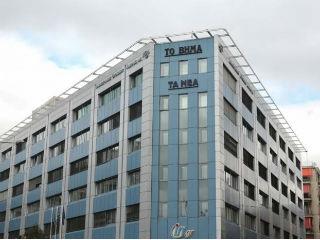 Στην Ελλάδα, στις κρίσεις στο διεθνές περιβάλλον προστέθηκε η χρεοκοπία της χώρας. Σήμερα δε συνεχίζει να εξασθενεί τον σοβαρό Τύπο, οκτώ χρόνια μετά. Η απώλεια των νέων αναγνωστών βέβαια είναι και εδώ τραγική. Επιτάθηκε δε και κορυφώθηκε με την βίαιη επίθεση της σημερινής κυβέρνησης. Από την άλλη, τα «tabloid» και οι  «Free Press» δεν κατόρθωσαν να σταθούν οικονομικά και κυκλοφοριακά, σε αντίθεση με ό,τι συμβαίνει σε άλλες χώρες.