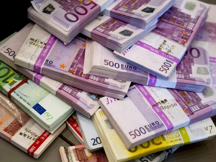 «Η εικόνα των εισροών και εκροών πόρων από τα δημόσια ταμεία εμφανίζονται γενικά στον παρατιθέμενο πίνακα, αλλά κρίναμε ότι πρέπει να παρουσιάσουμε όχι μόνο τους “πρωταγωνιστές” που υπάρχουν πίσω από τους αριθμούς, αλλά και τη συνεχιζόμενη πλημμελή διαχείριση των εθνικών πόρων και σε περιόδους κρίσεων.»