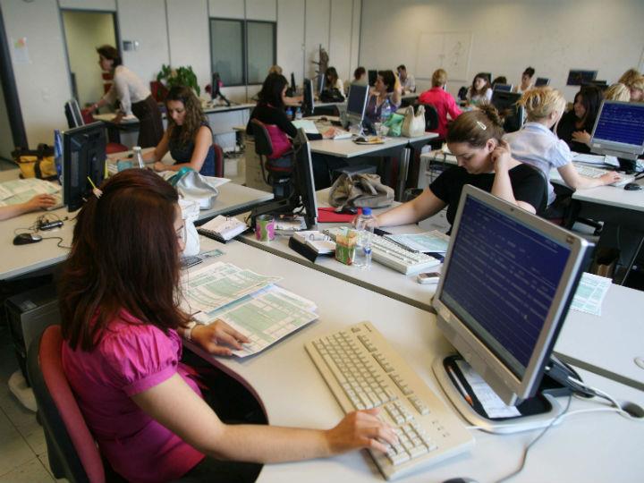 «Μου είναι αδιάφορο. Είμαι δημόσιος υπάλληλος κα με προστατεύει η μονιμότητα. Το πολύ πολύ να με μεταθέσουν στην παραμεθόριο».