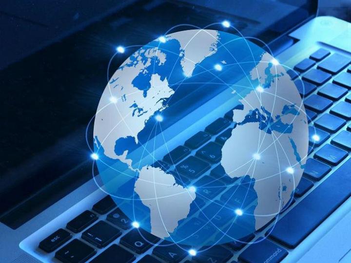 «Το Διαδίκτυο, αντί να βοηθά την ανάπτυξη του κριτικού πνεύματος, καλλιεργεί τον φόβο και την ασυναρτησία και κάνει τα άτομα πολύ εύπιστα σε ανορθόλογες δοξασίες και, ως εκ τούτου, στις πιο απίθανες ψευδολογίες.»