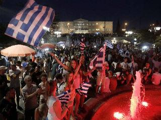 Στο ελληνικό δημοψήφισμα, κινητοποιήθηκε όλος ο ευρωσκεπτικιστικός μηχανισμός της ΕΕ να πείσει τους Ευρωπαίους πολίτες ότι το ΟΧΙ σημαίνει έξοδος από την ΕΕ, αντίθετα με τις τοποθετήσεις της Αθήνας που ξεκαθάριζε ότι συνιστά ΟΧΙ στην παρούσα Ευρώπη. 