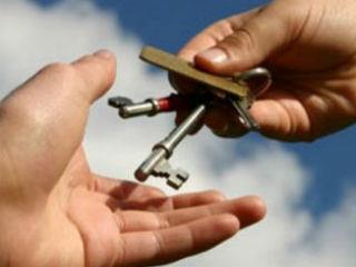 Οι οικογενειακές επιχειρήσεις είναι παρούσες σε όλους τους κλάδους. Σε κάποιος κλάδους κυριαρχούν: ναυτιλία, τουρισμός, εστίαση, εμπόριο, υπηρεσίες υγείας. Σε κάποιες άλλες λιγότερο: τράπεζες (πρόσφατα), ασφαλιστικές, τηλεπικοινωνίες.