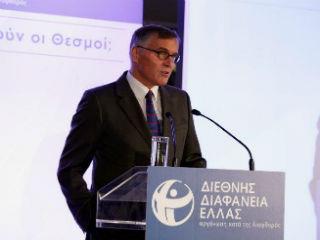 Στην κατάμεστη από πολίτες, νεολαία, εκπροσώπους του επιχειρηματικού κόσμου και του Δημοσίου, αίθουσα ’’Ιλισσός’’ του ξενοδοχείου Divani Caravel και με μεγάλο ενδιαφέρον έλαβε χώρα, την Παρασκευή 8 Δεκεμβρίου, το 10ο συνέδριο της Διεθνούς Διαφάνειας με τίτλο ”Γιατί δεν λειτουργούν οι θεσμοί”, σε μια συμβολική ημέρα, την παραμονή της Παγκόσμιας ημέρας κατά της Διαφθοράς.