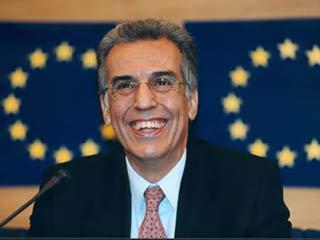 Ο κ. Ν. Διαμαντούρος άρχισε με την διαπίστωση ότι η μεταρρύθμιση δεν είναι αυτοσκοπός. Πρέπει να υπηρετεί την βελτίωση της ποιότητας της δημοκρατίας, να εμπεδώνει δηλαδή τις συνθήκες που επιτρέπουν στον πολίτη αλλά και στο σύνολο της κοινωνίας να απολαμβάνει τα δικαιώματά του και να είναι συνεπής στις υποχρεώσεις του. Η «ριζική» διοικητική μεταρρύθμιση συνεπάγεται την συνειδητή εγκατάλειψη του κυρίαρχου υποδείγματος λειτουργίας που βασίζεται σε διανεμητική, επιμεριστική και, σε τελευταία ανάλυση, πελατειακή λογική, που κατατείνει την αυθαιρεσία, την διαφθορά και την κοινωνική αδικία.